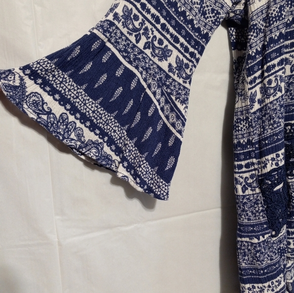 Absolutely Famous EUC Navy & White Patterned Blouse, Bell Sleeves, Sz Large - Picture 5 of 8